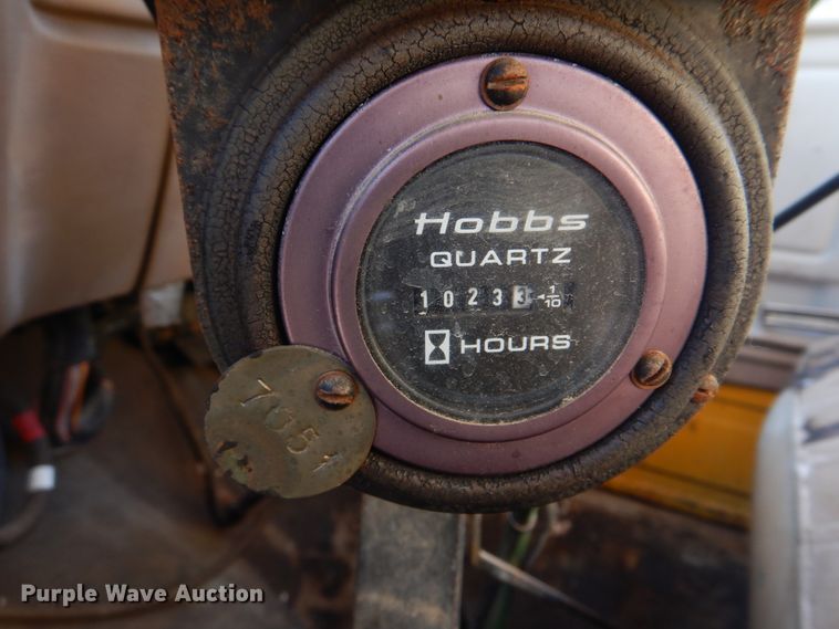 image for item DE7519 1985 Ford F800  oil distributor truck