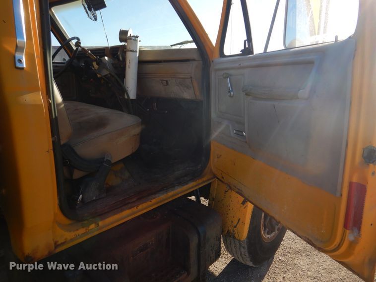 image for item DE7519 1985 Ford F800  oil distributor truck