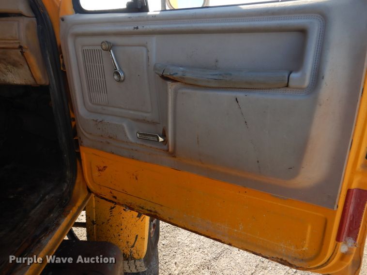 image for item DE7519 1985 Ford F800  oil distributor truck