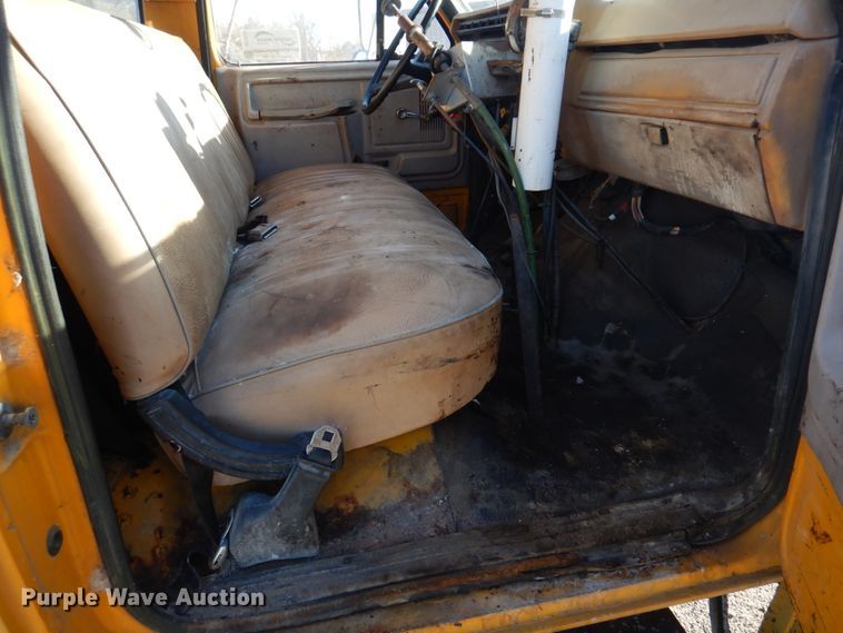 image for item DE7519 1985 Ford F800  oil distributor truck