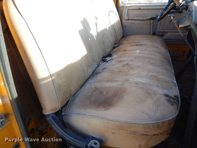 image for item DE7519 1985 Ford F800  oil distributor truck