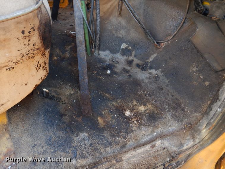 image for item DE7519 1985 Ford F800  oil distributor truck