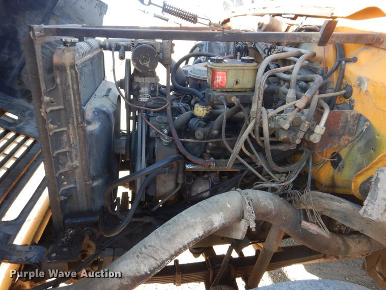 image for item DE7519 1985 Ford F800  oil distributor truck