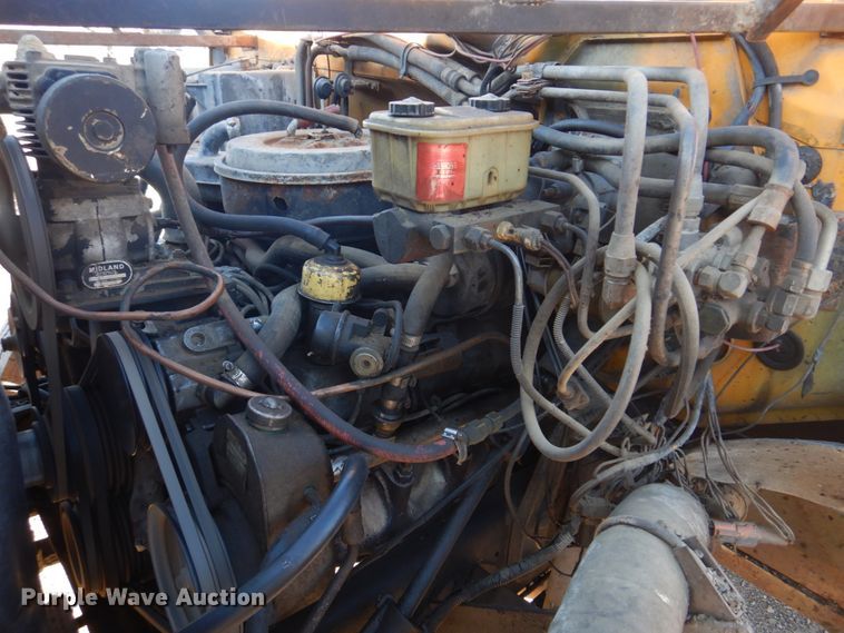 image for item DE7519 1985 Ford F800  oil distributor truck