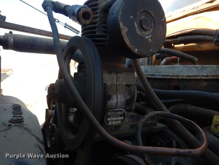 image for item DE7519 1985 Ford F800  oil distributor truck