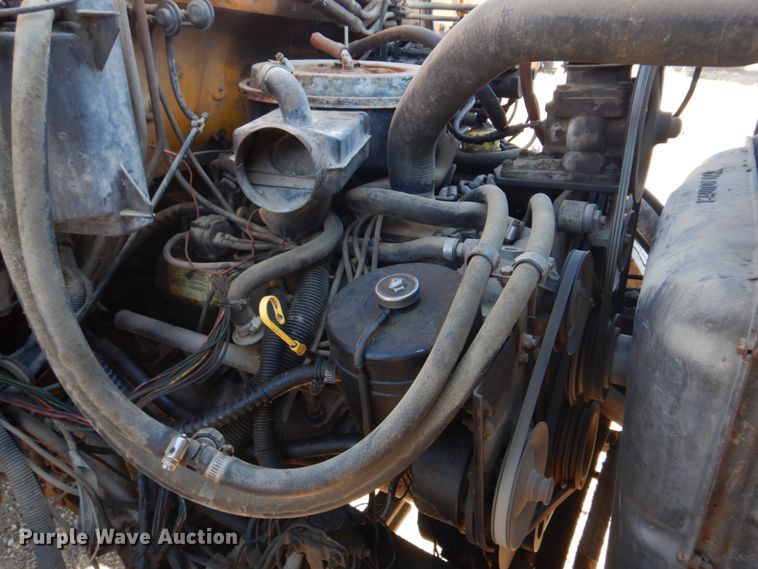 image for item DE7519 1985 Ford F800  oil distributor truck