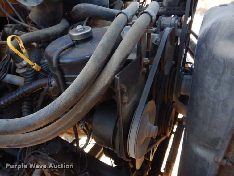 image for item DE7519 1985 Ford F800  oil distributor truck