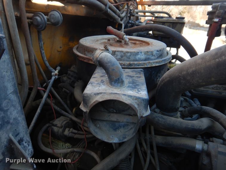 image for item DE7519 1985 Ford F800  oil distributor truck