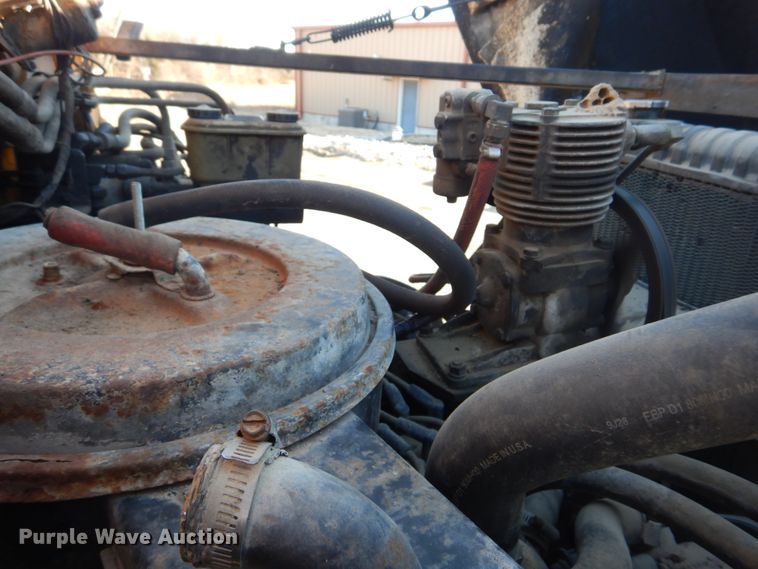 image for item DE7519 1985 Ford F800  oil distributor truck