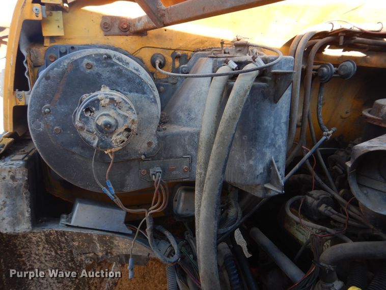 image for item DE7519 1985 Ford F800  oil distributor truck