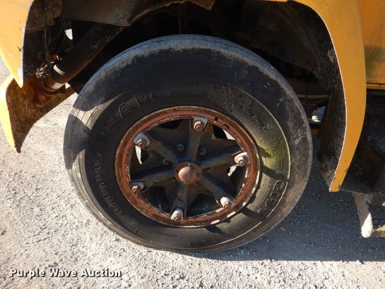 image for item DE7519 1985 Ford F800  oil distributor truck