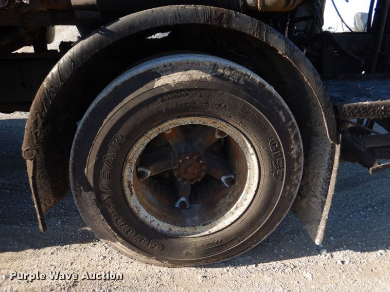 image for item DE7519 1985 Ford F800  oil distributor truck