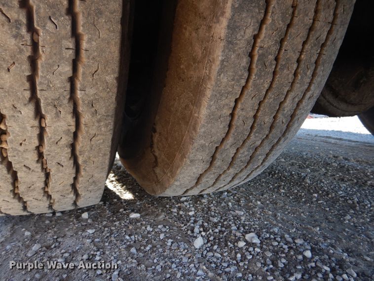 image for item DE7519 1985 Ford F800  oil distributor truck