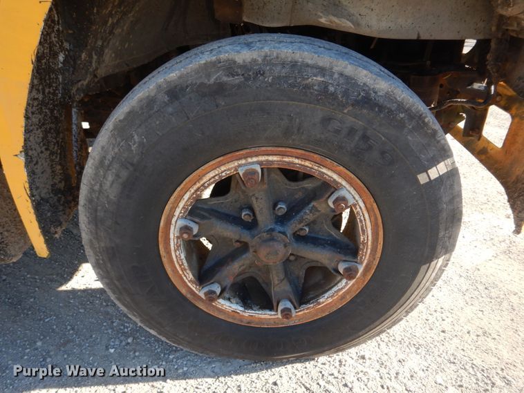 image for item DE7519 1985 Ford F800  oil distributor truck