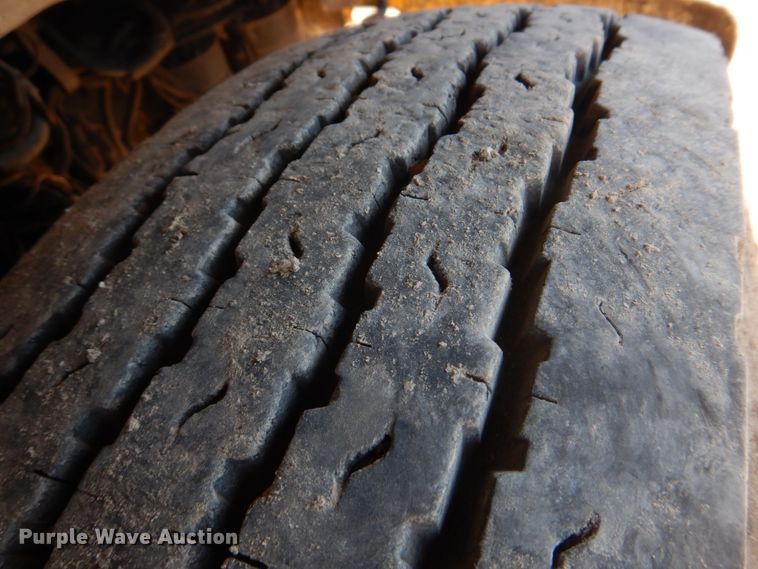 image for item DE7519 1985 Ford F800  oil distributor truck