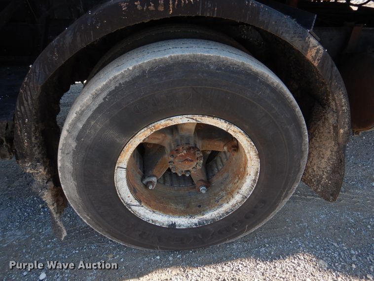 image for item DE7519 1985 Ford F800  oil distributor truck