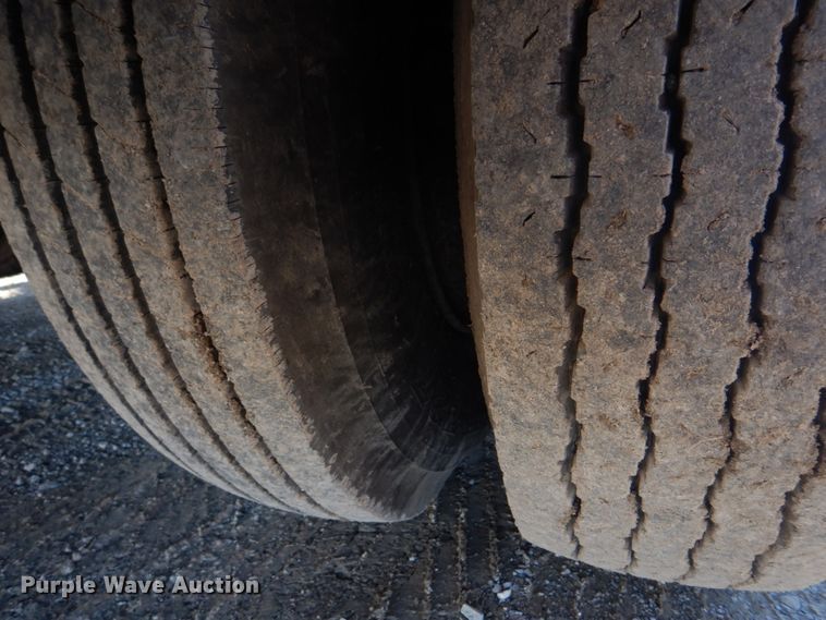 image for item DE7519 1985 Ford F800  oil distributor truck