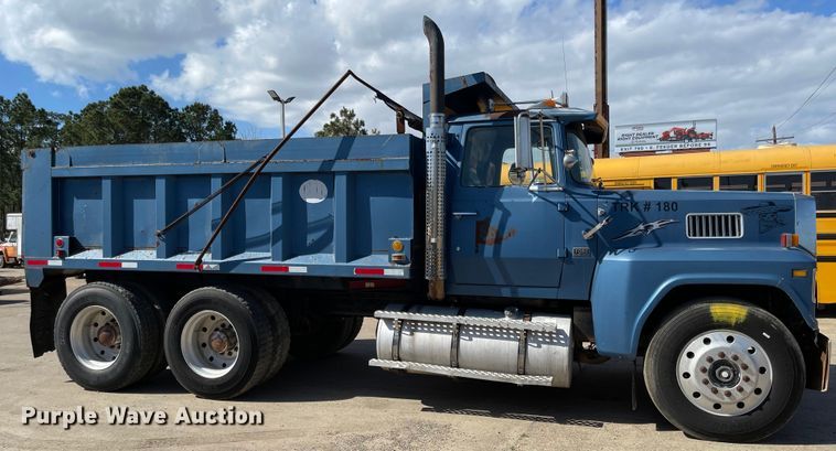 image for item DI8637 1987 Ford LTL9000  dump truck