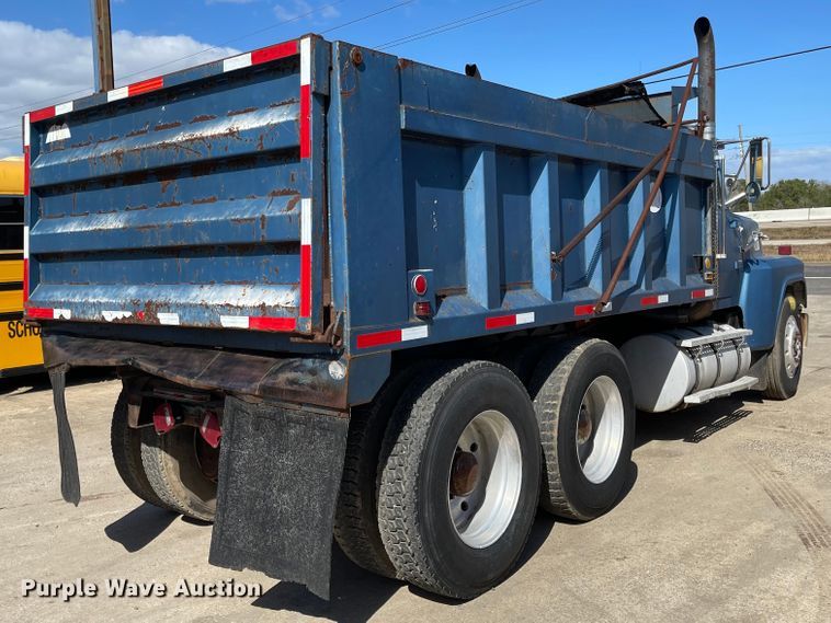 image for item DI8637 1987 Ford LTL9000  dump truck