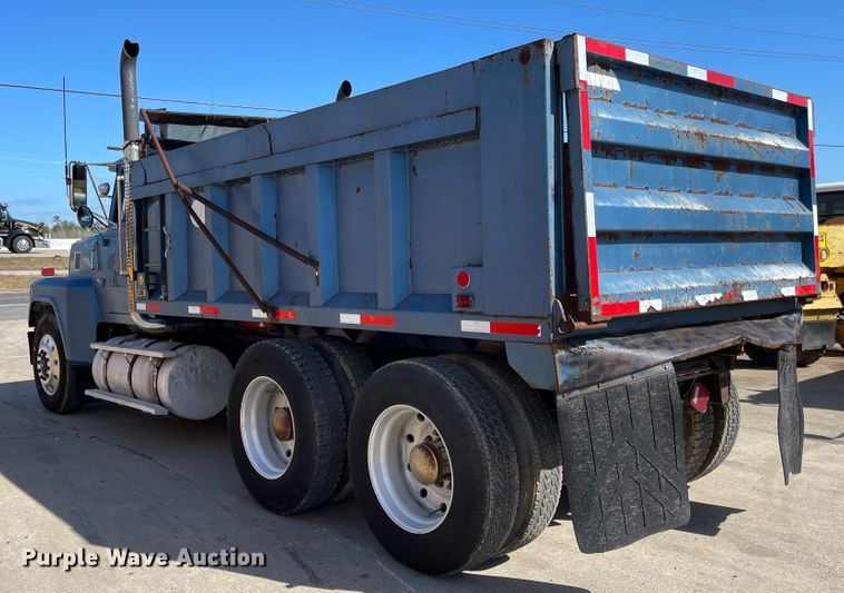 image for item DI8637 1987 Ford LTL9000  dump truck