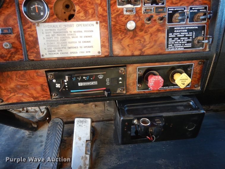 image for item DI8648 2001 Kenworth T800  dump truck