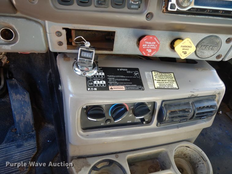 image for item DI8649 2002 Mack CH613  dump truck