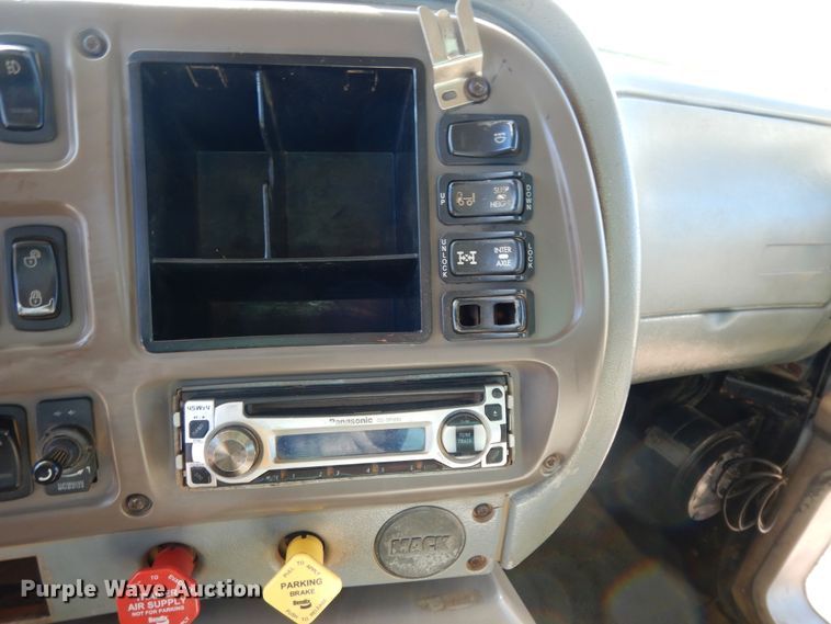 image for item DI8649 2002 Mack CH613  dump truck