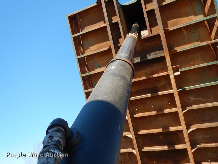 image for item DI8649 2002 Mack CH613  dump truck