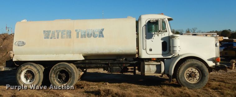 image for item DI8654 2001 Peterbilt 357  water truck