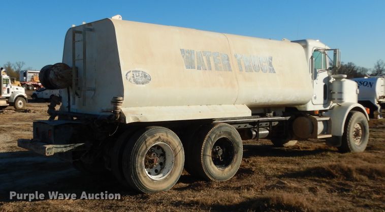image for item DI8654 2001 Peterbilt 357  water truck