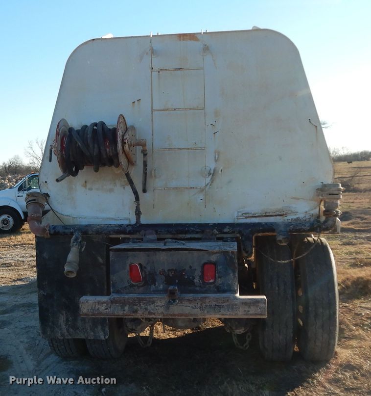 image for item DI8654 2001 Peterbilt 357  water truck