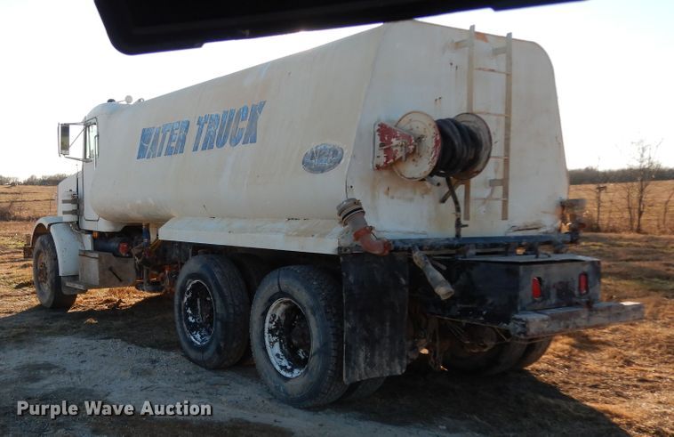 image for item DI8654 2001 Peterbilt 357  water truck