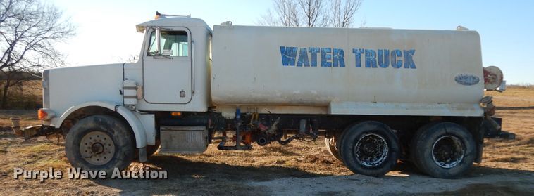 image for item DI8654 2001 Peterbilt 357  water truck