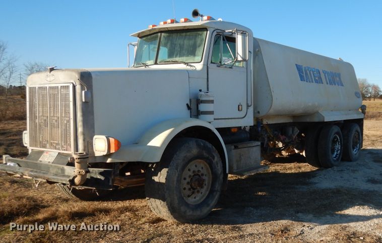 image for item DI8654 2001 Peterbilt 357  water truck