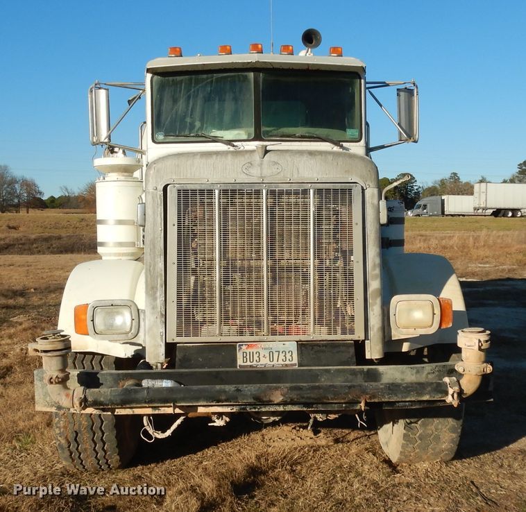 image for item DI8654 2001 Peterbilt 357  water truck