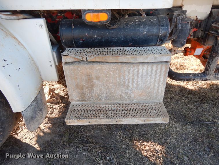 image for item DI8654 2001 Peterbilt 357  water truck