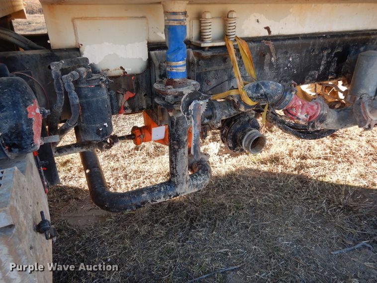 image for item DI8654 2001 Peterbilt 357  water truck