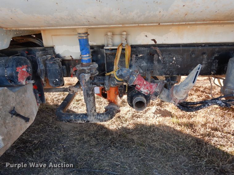 image for item DI8654 2001 Peterbilt 357  water truck