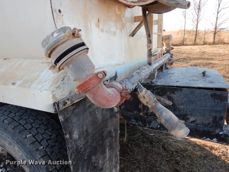 image for item DI8654 2001 Peterbilt 357  water truck