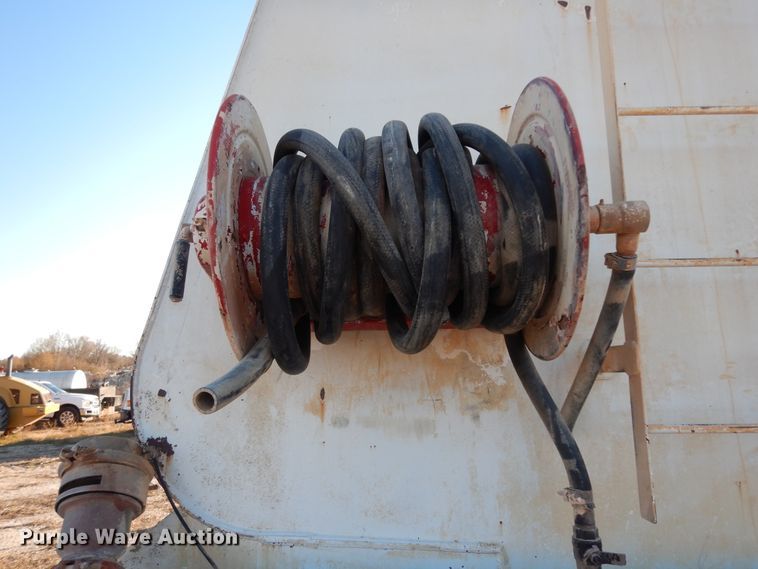 image for item DI8654 2001 Peterbilt 357  water truck