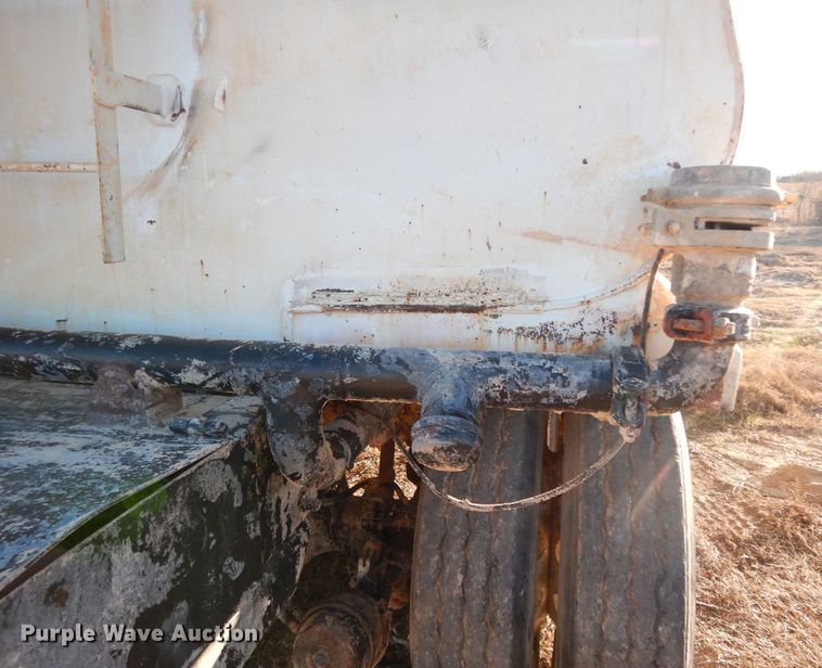 image for item DI8654 2001 Peterbilt 357  water truck