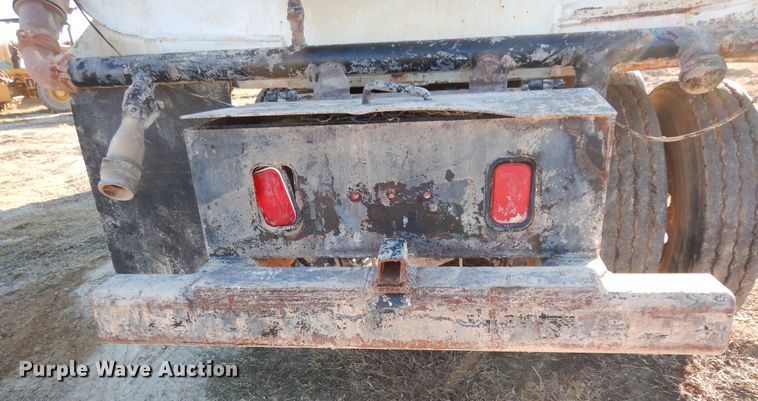 image for item DI8654 2001 Peterbilt 357  water truck