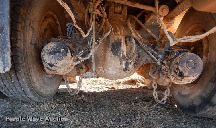 image for item DI8654 2001 Peterbilt 357  water truck