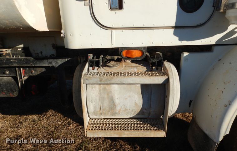 image for item DI8654 2001 Peterbilt 357  water truck