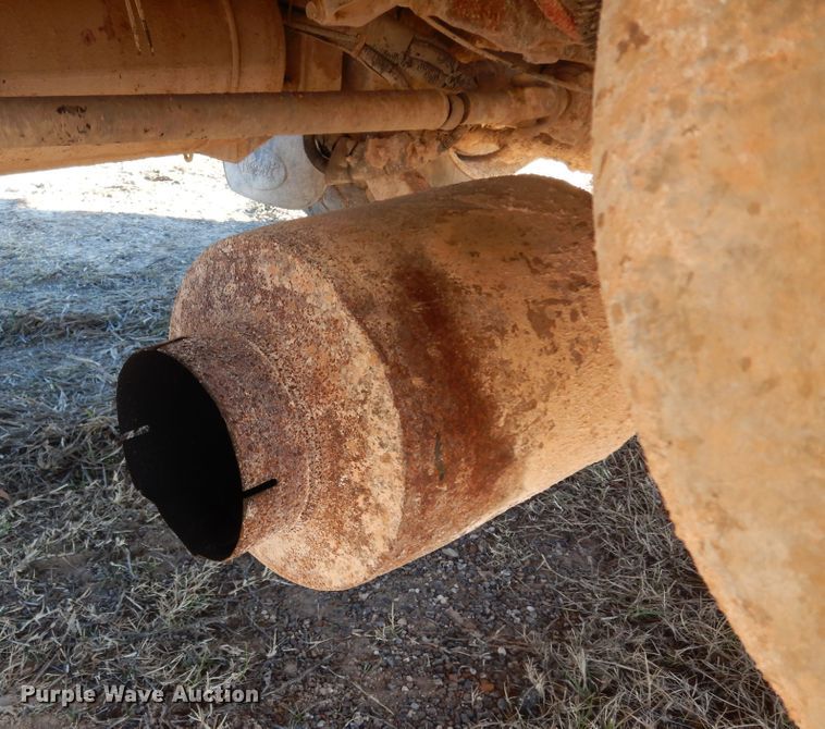 image for item DI8654 2001 Peterbilt 357  water truck