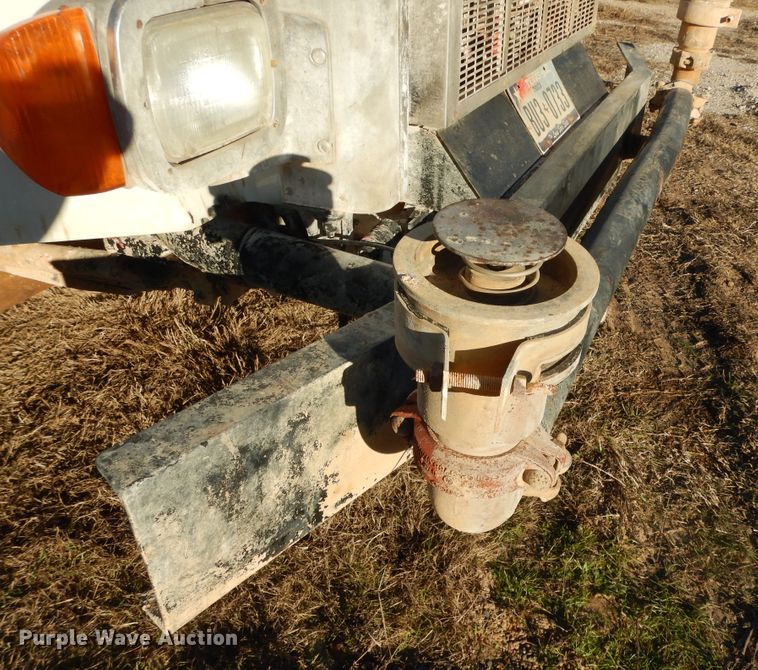 image for item DI8654 2001 Peterbilt 357  water truck