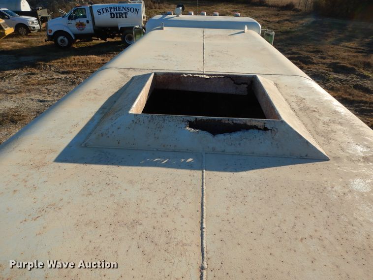 image for item DI8654 2001 Peterbilt 357  water truck