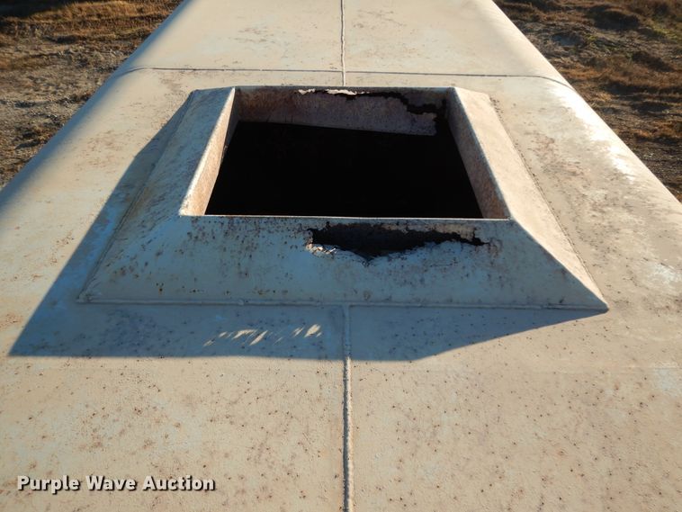 image for item DI8654 2001 Peterbilt 357  water truck