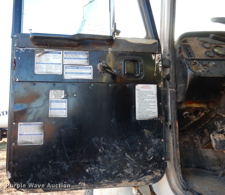 image for item DI8654 2001 Peterbilt 357  water truck