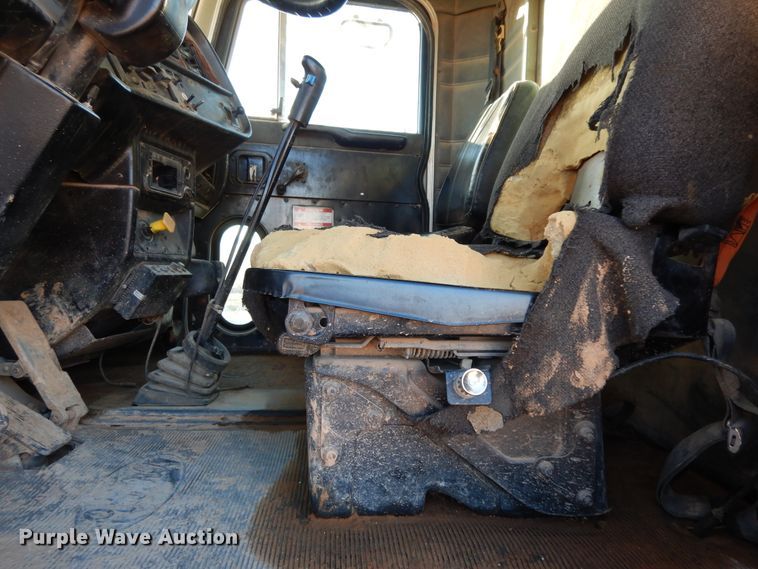 image for item DI8654 2001 Peterbilt 357  water truck